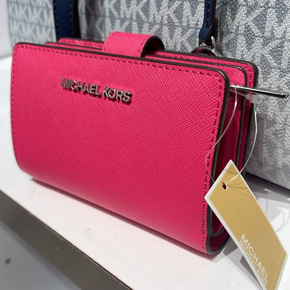 Michael Kors Medium Saffiano Leather Bifold Wallet
NWT - Picture 7 of 16